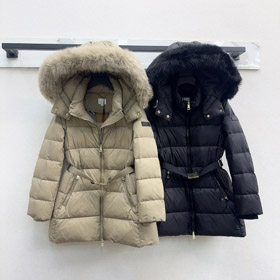 Burberry fitted, slimming, mid-length down jacket with fur collar and 90% white goose down filling-5338